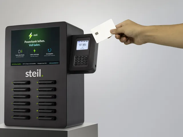 Gast hält eine Karte an das Terminal der Steil-Station