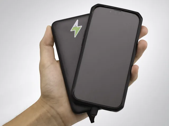 Powerbank mit integriertem Kabel an einem Smartphone