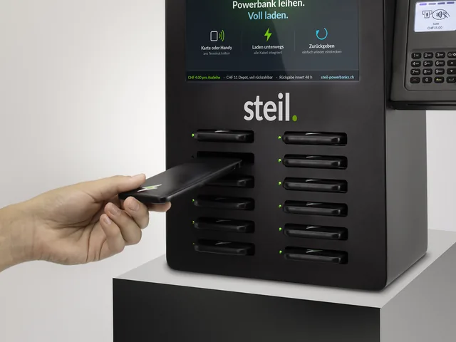 Powerbank wird in einen freien Ladeplatz gesteckt